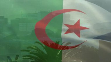 Deniz kenarındaki balkonda palmiye yaprakları ve sandalyelerle bayrak sallanıyor, sürekli esintiyle dalgalanan. Kıyı, ufuk çizgisi, kumaş, hareket, esinti, mimari, manzara