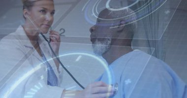 Doktor, hastanın göğsüne steteskop yerleştiriyor. Akciğer kalp verilerini HUD kaplamayla izliyor. Sağlık, tanı, teknoloji, profesyonellik, hastane, sağlık, sağlık