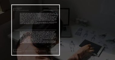 Stylus 'u tablete koyan kadın moda değişkenlik kodunu ilerleyen ilerleme çubuğunu örtüyor. Teknoloji, yenilik, dijital alarm, yaratıcılık, moda tasarımı, konsept geliştirme, fütürist