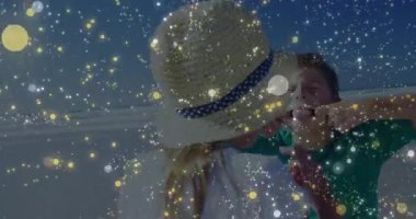 Erkek kardeş, kız kardeşiyle şakalaşmak için sahile geliyor. Seyahat plajında dalgalı hasır şapka takıyor. Sahil, çocuklar, açık hava, yaz, mutluluk, aile