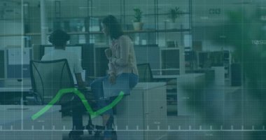 Masaya yaslanarak yeşil çizgi çizelgesine başlamak, iş verilerini canlandırmak, daktilo eden bir adam. İşbirliği, analitik, profesyonellik, takım çalışması, ofis ortamı, dijital veri, üretkenlik