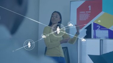 Toplantı odasındaki kadın sunucu animasyon bulutu başlatıyor ve iş ağını oluşturan simgeler oluşturuyor. Şirket, işbirliği, dijital, yenilik, profesyonel, takım çalışması, teknoloji