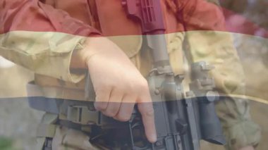 Antrenman kameraları kask tarama ufkunu gösterirken asker tüfeği ateşliyor. Askeri, taktik, eylem, savaş, gerçekçilik, açık hava, disiplin
