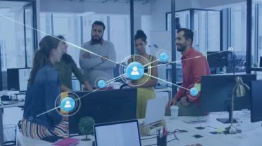 Ofis masasında birlikte çalışan meslektaşlar, doktorları ve kullanıcıları birbirine bağlayan ağ simgesine tepki veriyorlar. İşbirliği, takım çalışması, yenilik, dijital bağlantı, modern çalışma alanı, yaratıcı süreç, iş stratejisi