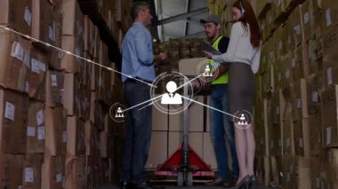 Ekip, depo lojistik takibi için el sıkışma şebeke kaplamasından sonra etiketleri tarıyor. İşbirliği, lojistik, envanter, teknoloji, depolama, takım çalışması, dijital