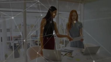 İş dünyası için animasyon çizelgesi verilerini karşılaştıran dizüstü bilgisayarları yerleştiren ve paylaşan meslektaşlar. İşbirliği, takım çalışması, şirket, modern, profesyonel, beyin fırtınası, ofis