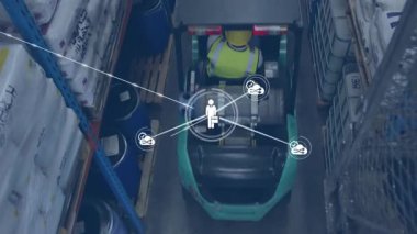 Forklift 'i depo koridorunda taşıyan operatör torba ve davulları birbirine bağlayan ağ örtüsü oluşturuyor. Sanayi, lojistik, otomasyon, bağlantı, güvenlik, depo, dijital