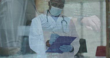 Kıdemli hekim notları hastanın kolunu uzatarak sağlık grafiklerinin değişmesine neden oluyor. Tıbbi, sağlık, dijital, teknoloji, klinik, tanı, profesyonel