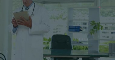 Doktor tıbbi ofiste tablet kaydırırken kod hasta verilerini yoğunlaştırıyor. Sağlık, teknoloji, yenilik, profesyonellik, dijital, analitik, gelecekçilik