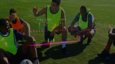 Futbol topunun önünde diz çöküp el kaldıran, spor analitiği verileri takip eden oyuncuların üzerine genişleyen koç. Atletik, takım çalışması, eğitim, yenilik, performans, dijital, strateji