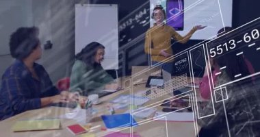 Ekranda el kol hareketi yapan ve iş toplantısı sırasında görselleştirme verilerini etkinleştiren sunucu. Teknoloji, yenilik, takım çalışması, işbirliği, veri, analiz, fütüristik