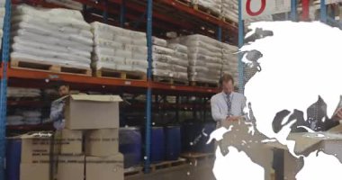 Depoda sıralama yapan bir kadın, dönen bir dünya, tarama yapan meslektaşlar, kutuları bant ile mühürleyen bir kadın. Lojistik, tedarik zinciri, işbirliği, endüstriyel, örgütsel, verimlilik, imalat