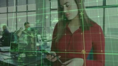 Telefonunu dinleyen bir kadın iş görüşü için yeşil kabartma taraması yapıyor ve ekip arkada çalışıyor. Futuristik, teknoloji, işbirliği, arayüz, dijital, yenilik, profesyonel