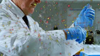 Bilim adamları, parçacıklar laboratuvara yayılırken baca dağıtıcı çözeltiyi analiz için tüplere koyuyorlar. Laboratuvar, araştırma, kimya, yenilik, bilimsel, kesinlik, teknoloji