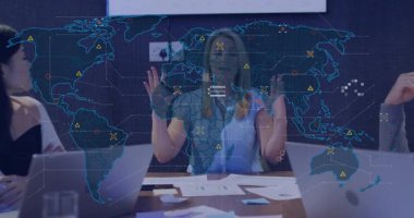 Kadın lider el kaldırarak iş toplantısını başlatırken dünya haritası verileri masanın üzerinde yer alıyor. İşbirliği, strateji, yenilik, dijital, profesyonellik, bağlantı, takım çalışması