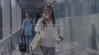 İş gezgini, kahve yudumlama sırasında yoğunlaşan ikili kaplama olarak jet köprüsü boyunca bavulu çekiyor. Kentsel, modern, teknoloji, seyahat, profesyonel, gösterişli, dinamik