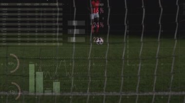 Analitik çizelgeler güncellenirken, erkek futbolcu stadyumun aydınlattığı sahada penaltı atışı için topa vuruyor. Atletik, spor, rekabet, dijital, teknoloji, görselleştirme, performans