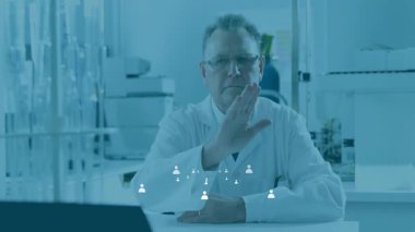 Kıdemli laboratuar bilim adamı elini kaldırıyor, takım üyelerini soyarken Avatar simgelerini aktifleştiriyor. Yenilik, teknoloji, arayüz, dijital, fütüristik, araştırma, bilim