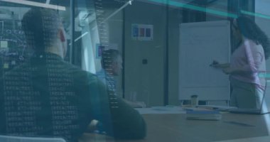 Ekip lideri çizim çizelgesi ve kod incelemesi için cam odada eşleştirme kodu. İşbirliği, yenilik, veri analizi, stratejik planlama, modernite, takım çalışması, sunum