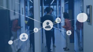 Akıllı telefonları dinleyen bir kadın animasyon düğümleri fırlatıyor. Teknoloji kavrayışı için iş arkadaşlarının üzerinden genişliyor. İşbirliği, ağ oluşturma, dijital, iletişim, modern, takım çalışması, teknoloji