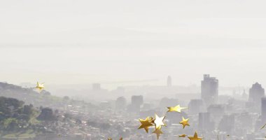 Altın yıldızlar sisli şehir manzarasına giriyor, kümelenme merkezi, sonra dağılan gökyüzü. Fantezi, büyülü, rüya gibi, kaprisli, aydınlatma, kentsel, huzur