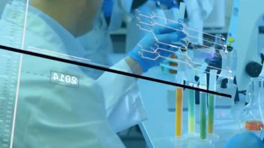 Çözümler üreten ve laboratuvar araştırmalarında hareketli yıl işaretlerini etkinleştiren bilim adamları üçlüsü. Bilim, laboratuvar, araştırma, yenilik, teknoloji, işbirliği, deney