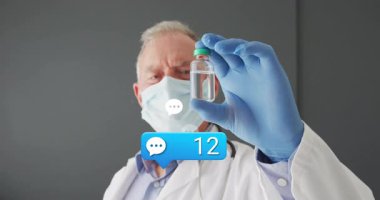 Sohbet baloncuğu görünürken kıdemli doktor şişeyi tutuyor ve yorum sayacı sağlık verileri için yükseliyor. Sağlık, bilim, tıbbi, yenilik, iletişim, profesyonellik, araştırma