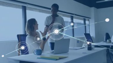 Dizüstü bilgisayara el kol hareketi yapan ve teknoloji projesindeki meslektaşlarını birbirine bağlayan veri düğümlerine başlayan bir kadın. İşbirliği, ağ oluşturma, veri görselleştirme, iş, teknoloji, takım çalışması, ofis