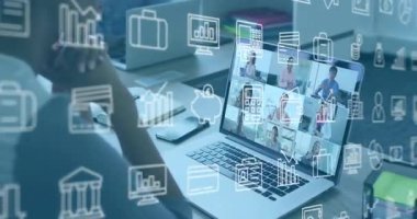 Ofis çalışanı, şebekeye kayan grafik ve grafik simgeleriyle finans çağrısını başlatıyor. İşbirliği, uzaktan, dijital, teknoloji, iletişim, takım çalışması, kurumsal