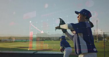 Top atışını başlatan beyzbol oyuncusu, attığı atımları spor analizleriyle örtüyor. Atletizm, takım çalışması, hassasiyet, performans, açık hava, modern, rekabetçi