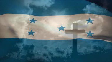 Şeffaf Honduras bayrağı çarmıhta dalgalanan bulutlardan yükseliyor, inanç için dua eden eller soluyor. Ulusal sembol, vatanseverlik, ruhani inanç, bağlılık, atmosfer, hareket