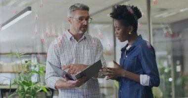 İşletme danışmanı klasörü çevirerek çırak soru sorduktan sonra veri akışı ile ilgili açıklama yapıyor. İşbirliği, akıl hocalığı, iletişim, profesyonellik, teknoloji, planlama, takım çalışması