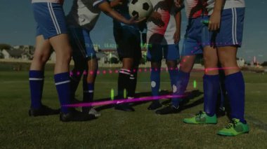 Kaleci top seçmek için eğiliyor ve takım ellerini spor verilerinin üzerine koyup yukarı doğru atıyor. Sporcular, takım çalışması, hareket, spor, işbirliği, yenilik, dinamik