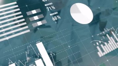 Üç doktor veri yükündeki holografik çizelgeleri izliyor ve hasta analizi için göstergeleri güncelliyor. Teşhis, analiz, görselleştirme, sağlık, teknoloji, işbirliği, fütüristik