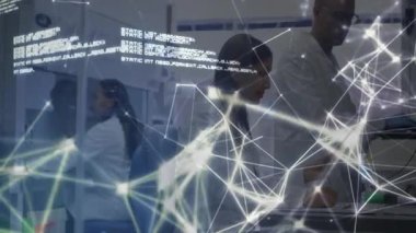 Laboratuvardaki bilim adamları tablet üreten ağ kodlarını inceleyip küresel analiz için dünya haritasını gösteriyorlar. Biyoteknoloji, yenilik, işbirliği, dijital, fütüristik, araştırma, bağlantı