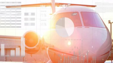 Alçak güneş parlayan jet burun başlangıç grafikleri ve veri gösteren uçak gövdesinde animasyon ölçümleri. Lüks, havacılık, teknoloji, analitik, modern, sofistike, altyapı
