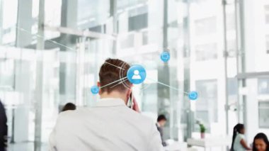 Takım elbiseli adam, ağ simgeleri iş bağlantısını genişletirken akıllı telefon alıyor. İletişim, ağ oluşturma, işbirliği, dijital, teknoloji, profesyonel, işletme