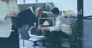 İş ikilisi bulut grafiklerini inceliyor, kıvılcımlar saçan grafikleri geçen bir kadın, telefon ölçülerini karşılaştırıyor. İşbirliği, yenilik, veri, teknoloji, çalışma alanı, analitik, dijital