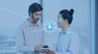 Meslektaşlar çalışma araçları, ağ kaplama başlatılıyor genişleyen simgeler ofis genelinde. Teknoloji, bağlantı, işbirliği, dijital, yenilik, iletişim, kentsel