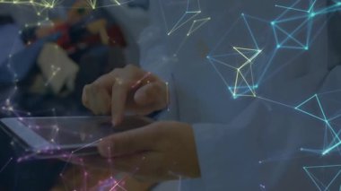 Doktor tableti tıklatıyor ve hastane yatağında ağ hatları canlanırken izleme verilerini araklıyordu. Tıbbi, sağlık, dijital, teknoloji, profesyonel, klinik, tanı