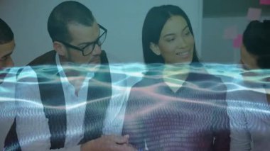 Adam, holografik dalgalar sürüklenirken iş toplantısına giriş notlarını işaret ediyor. İşbirliği, takım çalışması, yenilik, modern, teknoloji, beyin fırtınası, iletişim