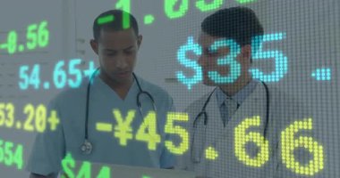 Sağlık ekibi dizüstü bilgisayarı tutarken yüzen kaplamayı para biriminin yükselmesi olarak görüyor. Tıbbi, profesyonel, işbirliği, teknoloji, finans, analiz, takım çalışması