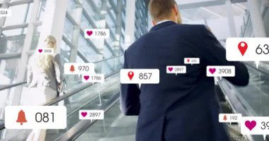 Telefonun yükseltilmesi, teknolojide yürüyen merdiven sürücülerinin etrafında dönen ikonlar yaratıyor. İş, teknoloji, kentsel, yenilik, şirket, iletişim, dijital