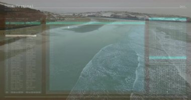 Plaj panoramasının üzerindeki Data Terminal yükleme kodu üzerinde gerçek zamanlı veri işleniyor. Teknoloji, izleme, analitik, çevre, bağlantı, yenilik, dijital