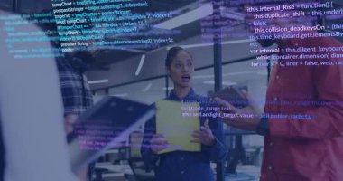 Sarı klasörlü bir kadın iş arkadaşının tablet ve kod akışlarını rafine etmesine neden oluyor. İşbirliği, takım çalışması, yenilik, teknoloji, modern, iletişim, dijital