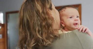 Kafkasyalı bir annenin yeni doğmuş bebeği kucağına alıp sarıldığı bir video. annelik, ebeveyn sevgisi ve yeni doğan bebek konseptiyle ilgilenmek dijital olarak üretilmiş video.