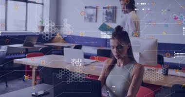 Dizüstü bilgisayarda yazı yazan genç kız iş dünyasındaki klasörleri inceleyen iki meslektaşı olarak arayüzü etkinleştiriyor. İşbirliği, takım çalışması, yenilik, modernlik, dijital grafikler, üretkenlik, çalışma alanı