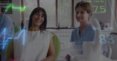 Diş sandalyesinde gülümseyen hasta ve dişçi. Yaşamsal göstergeleri gösteren EKG sonuçlarında azalıyor. Sağlık, tıbbi, klinik, profesyonel, izleme, sağlık teknolojisi, sağlık