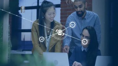 Proje ekibi bilgisayar ekranını teknoloji ofisinde kaydırıyor, simgelerle dolu animasyon ağ örtüsü oluşturuyor. İşbirliği, takım çalışması, dijital, ağ, yenilik, iletişim, modernite