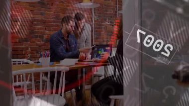 Oturmuş bir adam dizüstü bilgisayarı dinlerken iş analizleri başlatırken takım da turta grafiğini üst üste koymalarla paylaşıyor. İşbirliği, takım çalışması, ofis, veri, analiz, tartışma, yenilik